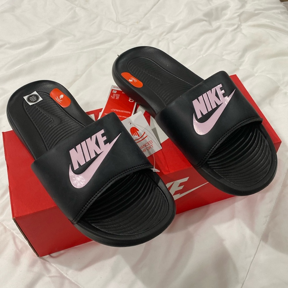 NIKE "Victori One" Slide,  Black slide with "NIKE"  in Pink, Sz 8, NEW WITH TAGS
